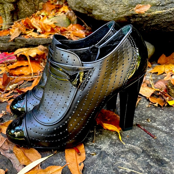 WOMENS CHANEL HIGH HEEL  BLACK LEATHER ANKLE BOOTS / BOOTIES - 9 π₯ - Picture 2 of 11